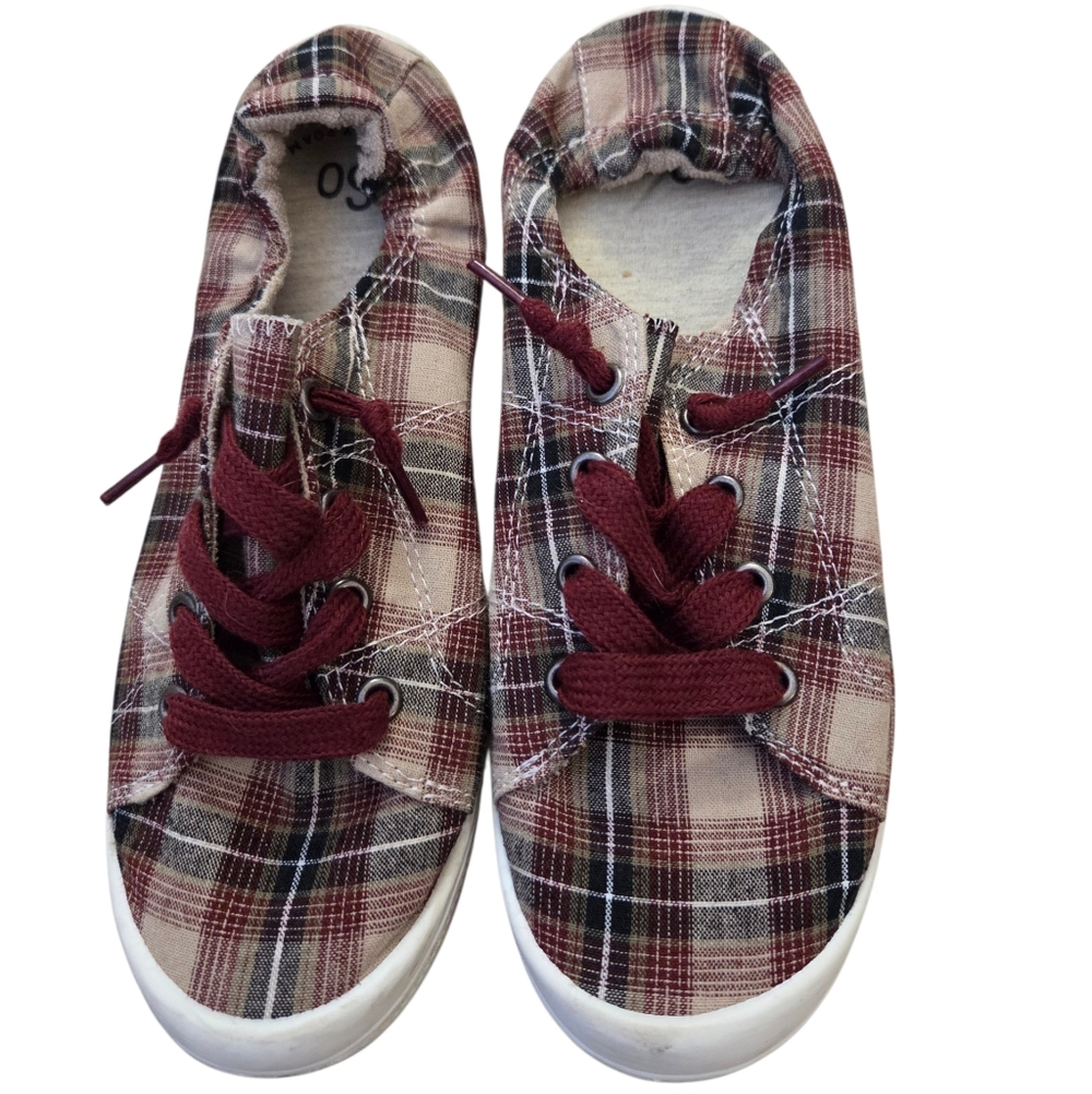 SO burgundy plaid scrunch memory foam pre-laced casual sneaker, 7. EUC.
